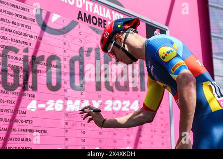 Torino, Italia. 4 maggio 2024. Jonathan Milan dell'Italia e Team Lidl - Trek visto prima del 107° giro d'Italia 2024, tappa 1, una tappa di 140 km da Venaria reale a Torino. La 107esima edizione del giro d'Italia, che si protrarrà per un totale di 3400, 8 km, parte da Veneria reale vicino a Torino il 4 maggio 2024 e terminerà a Roma. (Foto di Fabrizio Carabelli/SOPA Images/Sipa USA) credito: SIPA USA/Alamy Live News Foto Stock