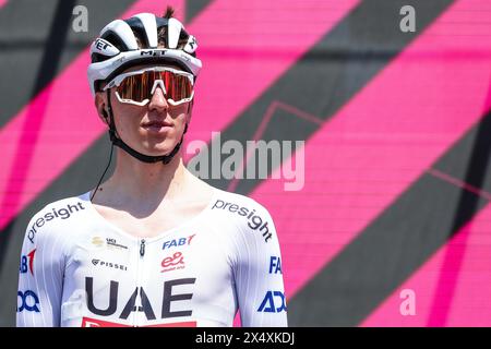 Torino, Italia. 4 maggio 2024. Tadej Pogacar della Slovenia e dell'UAE Team Emirates visto prima del 107° giro d'Italia 2024, tappa 1, una tappa di 140 km da Venaria reale a Torino. La 107esima edizione del giro d'Italia, che si protrarrà per un totale di 3400, 8 km, parte da Veneria reale vicino a Torino il 4 maggio 2024 e terminerà a Roma. (Foto di Fabrizio Carabelli/SOPA Images/Sipa USA) credito: SIPA USA/Alamy Live News Foto Stock