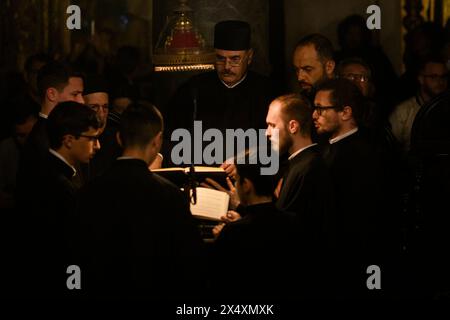 Instabul, Turchia. 4 maggio 2024. Membri del coro visti durante la messa ortodossa di Pasqua nella Cattedrale di San Giorgio. Il Patriarca ecumenico Bartolomeo i ha celebrato la messa pasquale ortodossa nella Cattedrale di San Giorgio, a Fener, Istanbul. I credenti di Grecia, Ucraina, Georgia, Serbia e altri paesi si sono Uniti alla cerimonia. (Foto di Valeria Ferraro/SOPA Images/Sipa USA) credito: SIPA USA/Alamy Live News Foto Stock