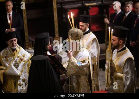 Instabul, Turchia. 5 maggio 2024. Il Patriarca ecumenico Bartolomeo i (C) visto durante la celebrazione della messa di Pasqua. Il Patriarca ecumenico Bartolomeo i ha celebrato la messa pasquale ortodossa nella Cattedrale di San Giorgio, a Fener, Istanbul. I credenti di Grecia, Ucraina, Georgia, Serbia e altri paesi si sono Uniti alla cerimonia. (Foto di Valeria Ferraro/SOPA Images/Sipa USA) credito: SIPA USA/Alamy Live News Foto Stock