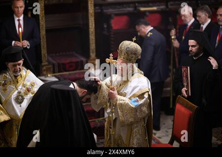 Instabul, Turchia. 5 maggio 2024. Il Patriarca ecumenico Bartolomeo i (C) dà una benedizione durante la celebrazione della messa di Pasqua. Il Patriarca ecumenico Bartolomeo i ha celebrato la messa pasquale ortodossa nella Cattedrale di San Giorgio, a Fener, Istanbul. I credenti di Grecia, Ucraina, Georgia, Serbia e altri paesi si sono Uniti alla cerimonia. (Foto di Valeria Ferraro/SOPA Images/Sipa USA) credito: SIPA USA/Alamy Live News Foto Stock