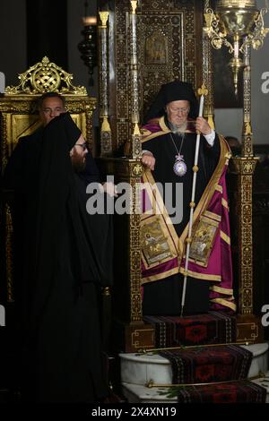 Instabul, Turchia. 4 maggio 2024. Il Patriarca ecumenico Bartolomeo i (C) ha visto seduto su un trono durante la messa pasquale ortodossa nella Cattedrale di San Giorgio. Il Patriarca ecumenico Bartolomeo i ha celebrato la messa pasquale ortodossa nella Cattedrale di San Giorgio, a Fener, Istanbul. I credenti di Grecia, Ucraina, Georgia, Serbia e altri paesi si sono Uniti alla cerimonia. (Foto di Valeria Ferraro/SOPA Images/Sipa USA) credito: SIPA USA/Alamy Live News Foto Stock