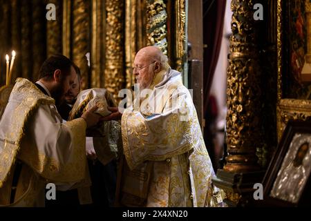 Instabul, Turchia. 5 maggio 2024. Il Patriarca ecumenico Bartolomeo i (R) visto durante la celebrazione della messa di Pasqua. Il Patriarca ecumenico Bartolomeo i ha celebrato la messa pasquale ortodossa nella Cattedrale di San Giorgio, a Fener, Istanbul. I credenti di Grecia, Ucraina, Georgia, Serbia e altri paesi si sono Uniti alla cerimonia. (Foto di Valeria Ferraro/SOPA Images/Sipa USA) credito: SIPA USA/Alamy Live News Foto Stock