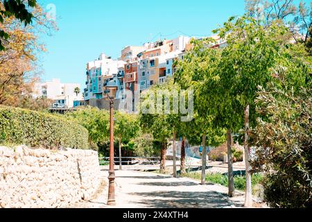 La Vila Joiosa è una splendida cittadina costiera sul Mar Mediterraneo. Colorate case sospese sulle mura della città di Villajoyosa, provincia di Alicante, Spagna. Foto Stock