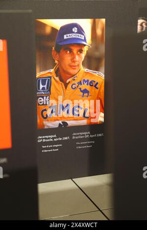 Un ritratto di Ayrton Senna è stato esposto durante la mostra "Senna Forever" del 5 maggio 2024 al Museo Nazionale dell'Automobile di Torino. Foto Stock