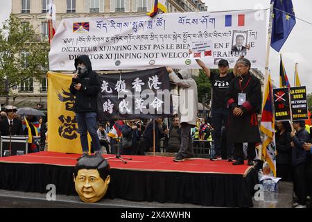 Parigi, Francia. 5 maggio 2024. Raduno organizzato dalla diaspora tibetana contro l'arrivo di Xi Jinping in Francia e per la libertà del Tibet. Crediti: Bernard Menigault/Alamy Live News Foto Stock