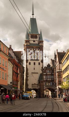 Martinstor, la storica torre dell'orologio a Kaiser Joseph Strasse, Friburgo in Breisgau, Baden Wüttenberg, Germania, Europa Foto Stock