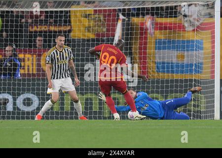 Stadio Olimpico, Roma, Italia. 5 maggio 2024. Serie A calcio; Roma contro Juventus; Romelu Lukaku dell'AS Roma tira e segna il gol per 1-0 al 15° minuto Credit: Action Plus Sports/Alamy Live News Foto Stock