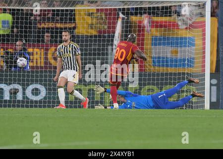 Stadio Olimpico, Roma, Italia. 5 maggio 2024. Serie A calcio; Roma contro Juventus; Romelu Lukaku dell'AS Roma tira e segna il gol per 1-0 al 15° minuto Credit: Action Plus Sports/Alamy Live News Foto Stock