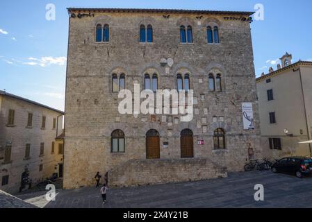 Palazzo del Podestà (Palazzo Pretorio) in Piazza Garibaldi, sede del Museo Archeologico di massa Marittima, Toscana, Italia Foto Stock