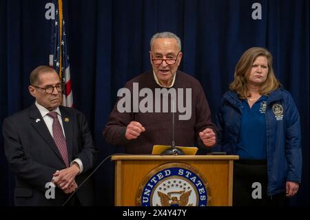 New York, Stati Uniti. 5 maggio 2024. Leader di maggioranza del Senato, il senatore statunitense Chuck Schumer (D-NY) annuncia la disponibilità di 400 milioni di dollari in nuovi fondi FED per aumentare la sicurezza e la sicurezza nelle sinagoghe, moschee e chiese a seguito delle minacce di bombe alle sinagoghe di New York ieri sera e alla luce delle crescenti minacce che minacciano così tanti luoghi di culto stanno affrontando a New York City. Credito: SOPA Images Limited/Alamy Live News Foto Stock