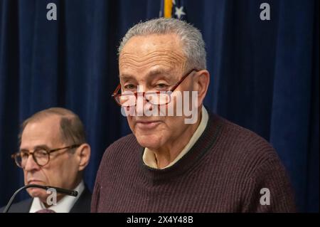 New York, Stati Uniti. 5 maggio 2024. NEW YORK, NEW YORK - MAGGIO 05: Il leader della maggioranza del Senato, il senatore statunitense Chuck Schumer (D-NY) annuncia che sono ora disponibili 400 milioni di dollari in nuovi fondi FED per aumentare la sicurezza e la sicurezza nelle sinagoghe, moschee e chiese a seguito delle minacce di bombe alle sinagoghe di New York ieri sera e alla luce delle crescenti minacce che molti luoghi di culto stanno affrontando il 5 maggio 2024 a New York City. Credito: SOPA Images Limited/Alamy Live News Foto Stock