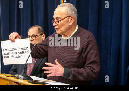 New York, Stati Uniti. 5 maggio 2024. Leader di maggioranza del Senato, il senatore statunitense Chuck Schumer (D-NY) annuncia la disponibilità di 400 milioni di dollari in nuovi fondi FED per aumentare la sicurezza e la sicurezza nelle sinagoghe, moschee e chiese a seguito delle minacce di bombe alle sinagoghe di New York ieri sera e alla luce delle crescenti minacce che minacciano così tanti luoghi di culto stanno affrontando a New York City. (Foto di Ron Adar/SOPA Images/Sipa USA) credito: SIPA USA/Alamy Live News Foto Stock