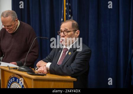 New York, Stati Uniti. 5 maggio 2024. NEW YORK, NEW YORK - MAGGIO 05: Il deputato americano Jerry Nadler (D-NY) parla alla conferenza stampa quando il senatore americano Chuck Schumer (D-NY) annuncia che sono ora disponibili 400 milioni di dollari in nuovi fondi FED per aumentare la sicurezza e la sicurezza nelle sinagoghe, moschee e chiese a seguito delle minacce di bombe alle sinagoghe di New York ieri sera e alla luce delle crescenti minacce che molti luoghi di culto stanno affrontando il 5 maggio 2024 a New York City. (Foto di Ron Adar/M10s/Sipa USA) credito: SIPA USA/Alamy Live News Foto Stock