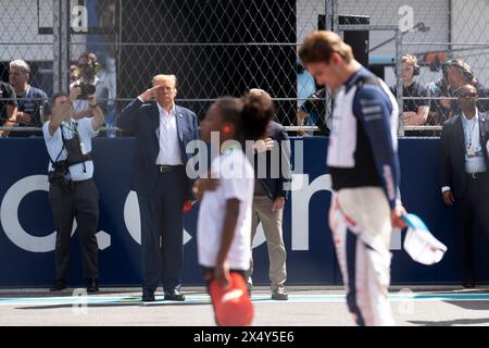 Miami Gardens, Stati Uniti. 5 maggio 2024. L'ex presidente degli Stati Uniti Donald Trump saluta durante l'inno nazionale durante il Gran Premio di Formula uno di Miami al Miami International Autodrome di Miami Gardens, Florida domenica 5 maggio 2024 foto di Greg Nash/UPI Credit: UPI/Alamy Live News Foto Stock