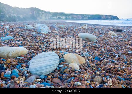 Rocks and Pebbles on the Beach a Seaham, County Durham, Regno Unito Foto Stock