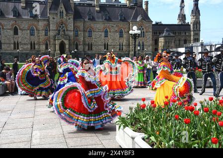 Ottawa, Canada - 4 maggio 2024: Ballerini messicani si esibiscono alla celebrazione del Cinqo de Mayo sulla collina del Parlamento di Ottawa. L'evento dura due giorni e si svolge principalmente nel Byward Market. Foto Stock