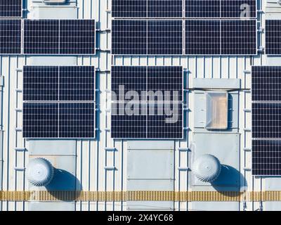 pannelli solari sul tetto di un tetto ondulato galvanizzato industriale Foto Stock