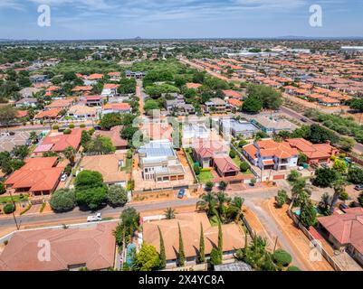 Gaborone veduta aerea drone prospettiva dell'area residenziale, sullo sfondo delle colline Foto Stock
