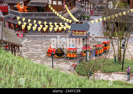 CHONGQING, CINA - 06 GENNAIO 2022 : treno turistico nella città vecchia di Ciqikou, Chongqing Foto Stock