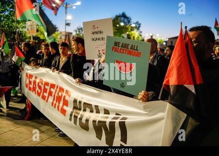 Istanbul, Turchia. 5 maggio 2024. I manifestanti hanno uno striscione che dice "cessate il fuoco ora!" durante la marcia. Centinaia di persone hanno marciato a Istanbul la sera del 5 maggio per esprimere la loro solidarietà al popolo palestinese. I manifestanti hanno condannato gli attacchi israeliani e hanno chiesto un cessate il fuoco immediato e l'accesso agli aiuti umanitari. La marcia ha fatto eco alle richieste globali di pace nella regione. (Foto di Ibrahim oner/SOPA Images/Sipa USA) credito: SIPA USA/Alamy Live News Foto Stock
