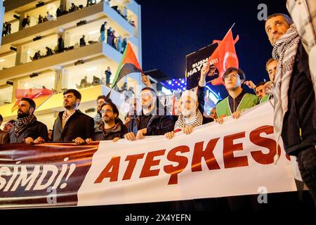 Istanbul, Turchia. 5 maggio 2024. I manifestanti hanno uno striscione che dice "cessate il fuoco ora!" durante la marcia. Centinaia di persone hanno marciato a Istanbul la sera del 5 maggio per esprimere la loro solidarietà al popolo palestinese. I manifestanti hanno condannato gli attacchi israeliani e hanno chiesto un cessate il fuoco immediato e l'accesso agli aiuti umanitari. La marcia ha fatto eco alle richieste globali di pace nella regione. (Foto di Ibrahim oner/SOPA Images/Sipa USA) credito: SIPA USA/Alamy Live News Foto Stock