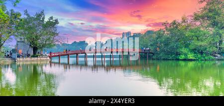 Ponte Rosso - il Ponte Huc nel lago Hoan Kiem, un lago nel centro storico di Hanoi, la capitale del Vietnam Foto Stock