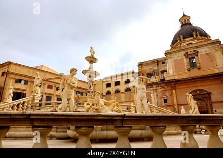 La storica fontana Fontana Pretoria a Palermo, in Sicilia, in Italia Foto Stock