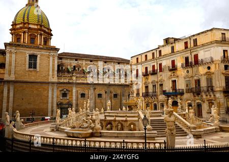 La storica fontana Fontana Pretoria a Palermo, in Sicilia, in Italia Foto Stock