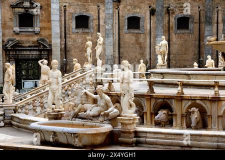 La storica fontana Fontana Pretoria a Palermo, in Sicilia, in Italia Foto Stock