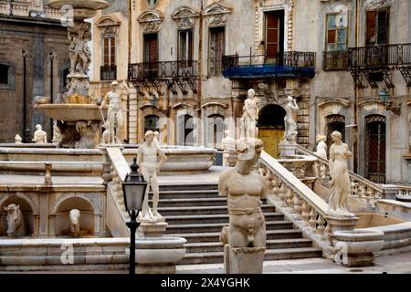 La storica fontana Fontana Pretoria a Palermo, in Sicilia, in Italia Foto Stock