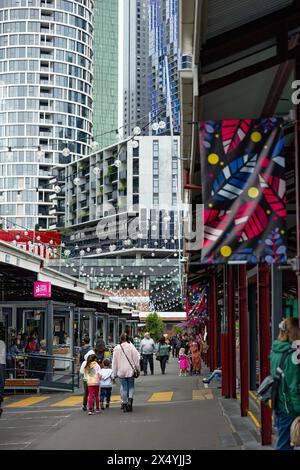 MELBOURNE, AUSTRALIA - 12 APRILE 2024: Grattacieli vicino al Queen Victoria Market Foto Stock