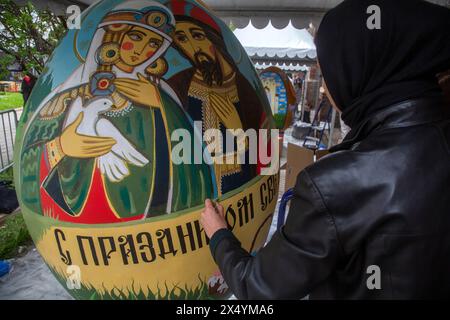 Mosca, Russia. 5 maggio 2024. Giovani artisti dipingono uova di Pasqua giganti durante la celebrazione della Pasqua ortodossa al monastero Vysokopetrovsky di Mosca, Russia Foto Stock