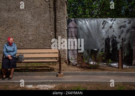 Mosca, Russia. 5 maggio 2024. Una donna siede su una panchina nel territorio del monastero Vysokopetrovsky a Mosca, in Russia Foto Stock