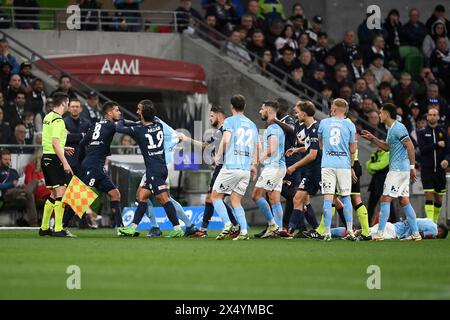 MELBOURNE, AUSTRALIA. 5 maggio 2024. Nella foto: Zinédine Machach di Melbourne Victory è trattenuto da Daniel Arzani mentre Samuel Souprayen di Melbourne City lo sfida dopo un grave fallo sull'attaccante brasiliano Léo Natel(11). Il francese Machach(8) mostra il cartellino rosso e viene espulso durante le finali di eliminazione del calcio A Leagues, Melbourne Victory FC vs Melbourne City FC al Melbourne's AAMI Park. Crediti: Karl Phillipson/Alamy Live News Foto Stock