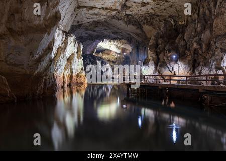 Grotta di Akiyoshido. Una grotta soluzionale all'interno del quasi-parco nazionale di Akiyoshidai, Yamaguchi, Giappone. Foto Stock