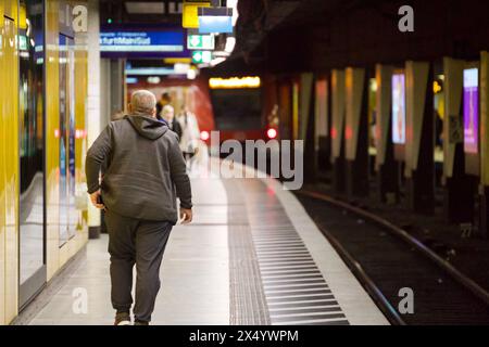 Francoforte sul meno, Germania, 5 maggio 2024. Un passeggero su una piattaforma ferroviaria. Foto Stock