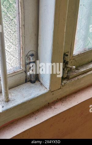 vecchie finestre di legno sporche con cerniera e serratura a torre installate, primo piano con spazio di copia Foto Stock