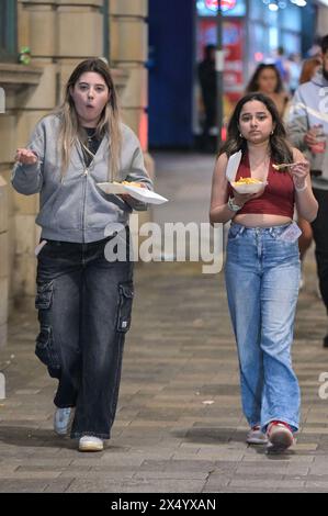 Broad Street, Birmingham, 6 maggio 2024 - i Revellers si sono recati di nuovo al nightclub strip di Birmingham la domenica sera, mentre la pioggia prevista si è fermata, dando ai festaioli una terza notte di vacanza secca in banca di fila per festeggiare con gli amici. Il locale notturno Rosies si è rivelato ancora una volta popolare con una terrazza piena di birra. L'Heidi's Bier Bar più avanti lungo la Strip attrasse i più apres-ski che volevano una torre della birra e un posto a sedere per vedere la domenica nel lunedì festivo. Gli spiriti erano alti, mentre tre amici saltavano e saltavano con gioia prima di posare per il fotografo. Credito: Interrompi stampa Media/Alamy Live New Foto Stock