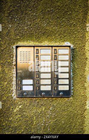 Vecchio modello di dispositivo interfono vuoto sulla facciata usurata Foto Stock