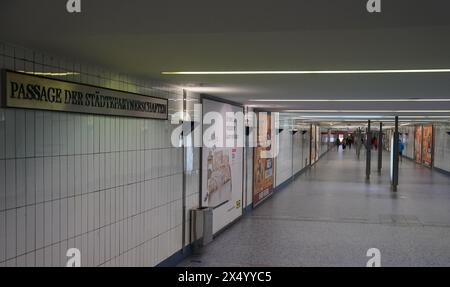 Amburgo, Germania. 25 aprile 2024. Vista del passaggio sotterraneo della città, che collega la linea U3 della metropolitana e la stazione della metropolitana di Jungfernstieg. Crediti: Marcus Brandt/dpa/Alamy Live News Foto Stock