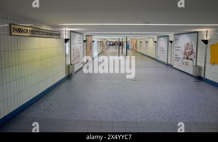 Amburgo, Germania. 25 aprile 2024. Vista del passaggio sotterraneo della città, che collega la linea U3 della metropolitana e la stazione della metropolitana di Jungfernstieg. Crediti: Marcus Brandt/dpa/Alamy Live News Foto Stock