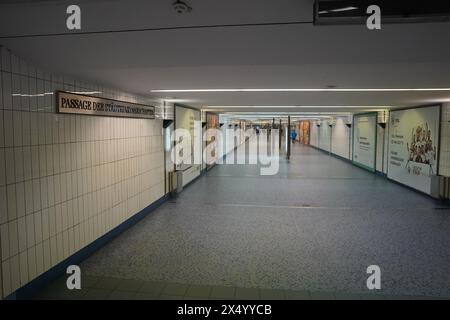 Amburgo, Germania. 25 aprile 2024. Vista del passaggio sotterraneo della città, che collega la linea U3 della metropolitana e la stazione della metropolitana di Jungfernstieg. Crediti: Marcus Brandt/dpa/Alamy Live News Foto Stock