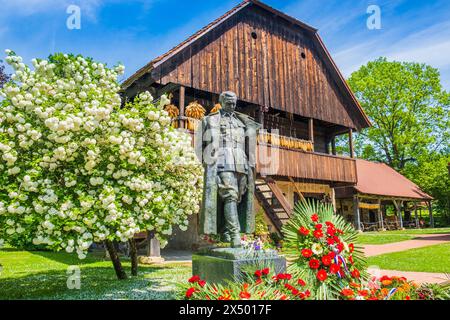 Villaggio etno tradizionale di Kumrovec e statua di Josip Broz Tito, regione di Zagorje, Croazia Foto Stock
