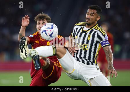 Tommaso Baldanzi della Roma si batte per il pallone con Danilo della Juventus durante la partita di campionato italiano di serie A tra AS Roma e Juventus FC il 5 maggio 2024 allo Stadio Olimpico di Roma Foto Stock