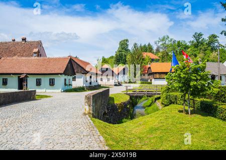 Tradizionale e pittoresco villaggio etno Kumrovec nella regione Zagorje in Croazia, luogo di nascita di Josip Broz Tito Foto Stock