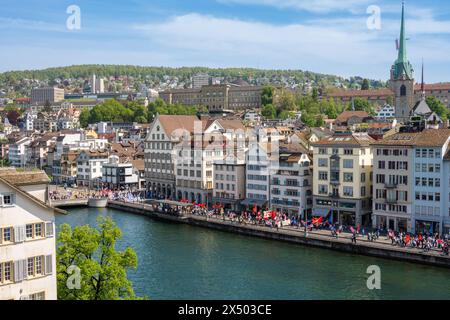 Zurigo, Svizzera - 1° maggio 2024: Proteste e dimostrazioni del giorno di maggio - una processione lungo il fiume Limmat per le strade della città vecchia di Zu Foto Stock