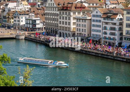 Zurigo, Svizzera - 1° maggio 2024: Proteste e dimostrazioni del giorno di maggio - una processione lungo il fiume Limmat per le strade della città vecchia di Zu Foto Stock