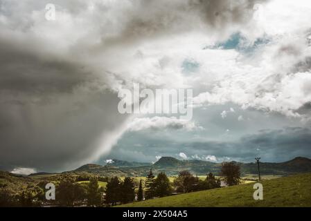 Natura primaverile, nuvole di pioggia sul cielo. Clima primaverile o autunnale. Foto Stock