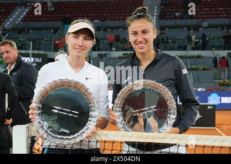 Madrid, Spagna. 6 maggio 2024. Sara Sorribes e Cristina Bucsa durante il loro match nella finale di doppio femminile al mutua Madrid Open contro Barbora Krejcikova e Laura Siegemund il 5 maggio 2024 a Madrid, Spagna. (Foto di Oscar Gonzalez/Sipa USA) credito: SIPA USA/Alamy Live News Foto Stock